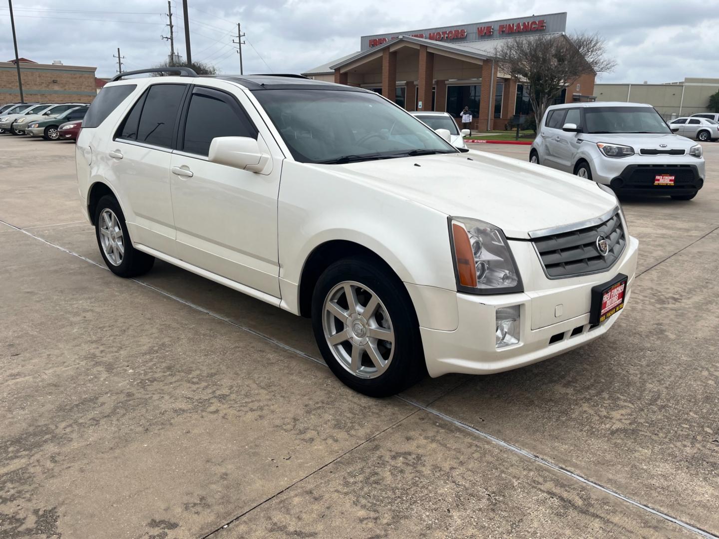 2005 white /TAN Cadillac SRX V6 (1GYEE637250) with an 3.6L V6 DOHC 24V engine, 5-Speed Automatic Overdrive transmission, located at 14700 Tomball Parkway 249, Houston, TX, 77086, (281) 444-2200, 29.928619, -95.504074 - Photo#0